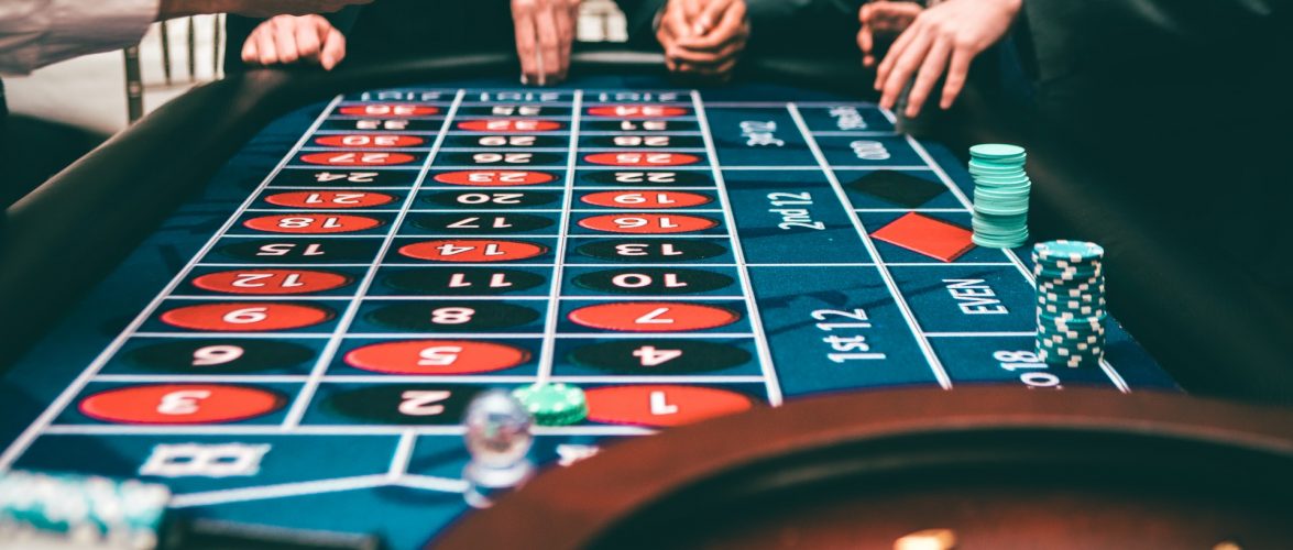 Tiešsaistes kazino pret bezsaistes kazino